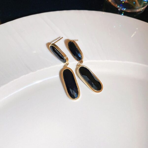 Fashion black Oval earrings